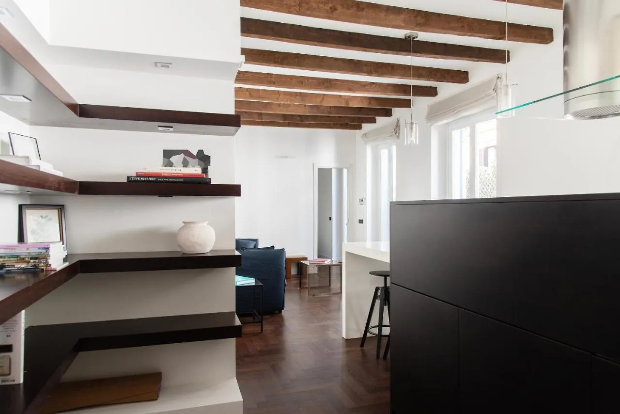 Youhosty - Charming 2-Bed Flat With Terrace, Navigli & Duomo Milan